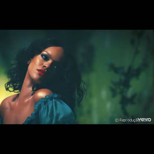 O verde foi eleito a cor de 2017 e Rihanna apostou no look e na maquiagem verde para a participação especial no clipe (Foto: Reprodução VEVO)